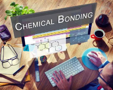 Bilgisayar ve kimyasal bağ kullanan adam