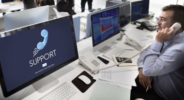 Destek olan bilgisayarlarda çalışan iş adamı