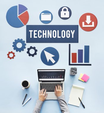laptop ile çalışan kişi