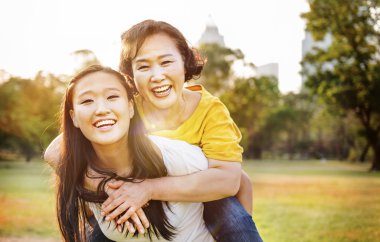 Çok güzel anne ile kızı