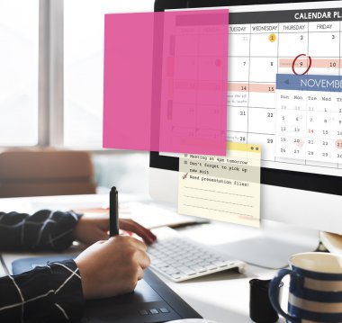 çalışan kişi bilgisayar ile