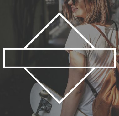 Scateboard olan kadın 