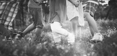 Çocuklar dışarıda oynuyor.