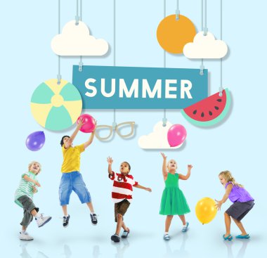 Çocuklar balonlarla oynuyor