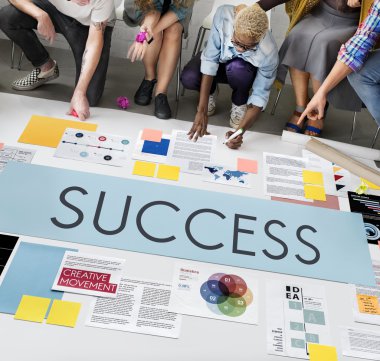 Kattaki insanlar çizim afiş