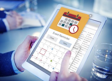 Tablet kullanan adam