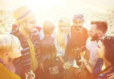 arkadaşlar birlikte kutluyor