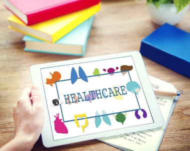 Tablet ve sağlık kavramı kullanan kadın