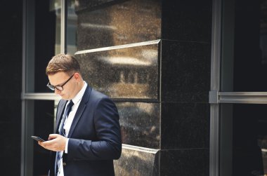 Akıllı telefon çalışma iş adamı 