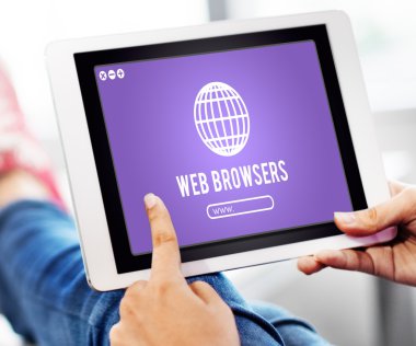 Dijital tablet ile Web tarayıcısı kullanan adam