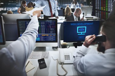 iş insanların çalışma ve web geliştirme