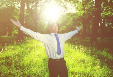 mutlu işadamı açık havada