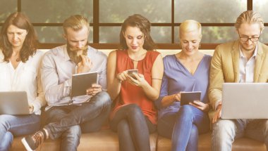 insanlar oturmak ile dijital cihazlar 