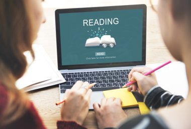 Dijital cihaz ile çalışan kızlar