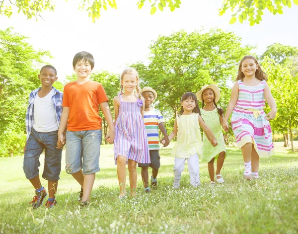 Niños multiétnicos al aire libre —  Fotos de Stock