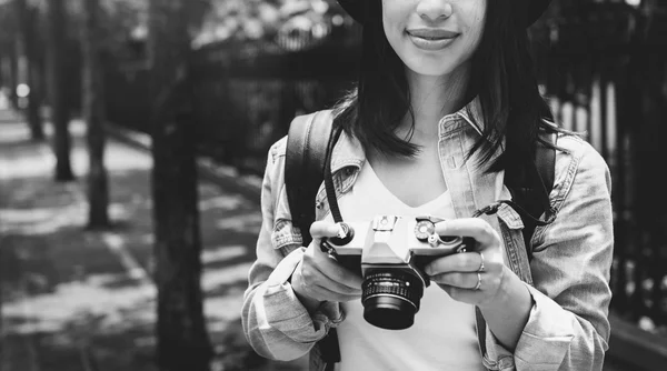 Femme faisant des photos par caméra — Photo