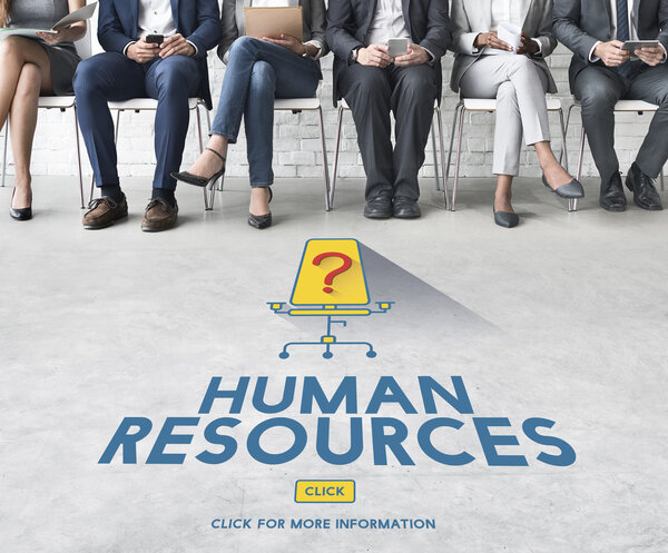 Деловые люди сидят в ряд
 