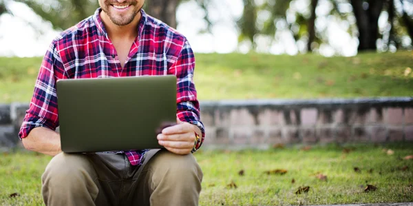 Retrato de homem com laptop — Fotografia de Stock