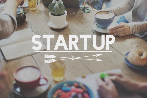 Amigos bebendo café com Start Up Concept — Fotografia de Stock