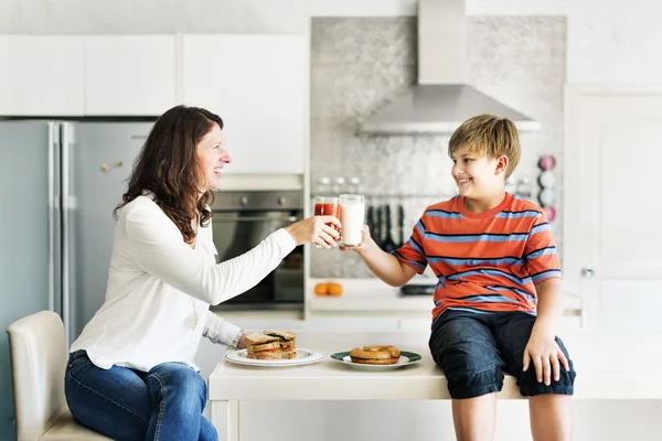 Mamá e hijo pasando tiempo juntos — Foto de Stock