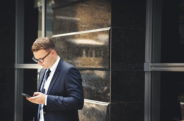 Uomo d'affari che lavora su smartphone — Foto Stock