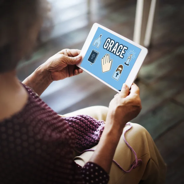 Senior vrouw met digitale tablet — Stockfoto