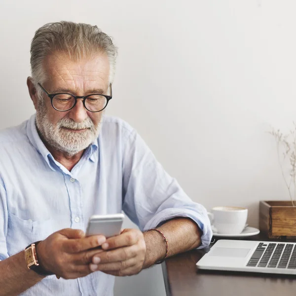 Senior man met digitale Tablet PC — Stockfoto