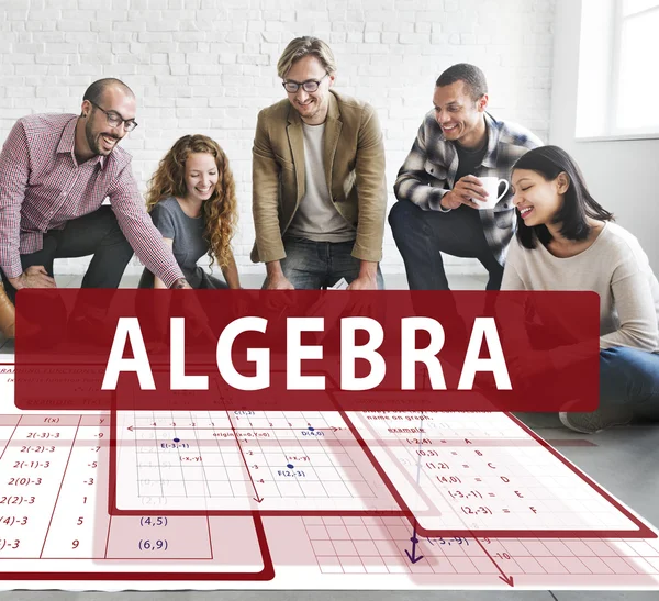 Ontwerpers werken met poster en algebra — Stockfoto