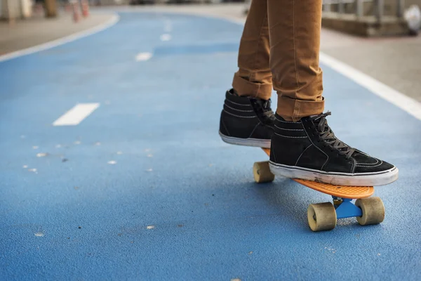 Passeio de homem no skate — Fotografia de Stock