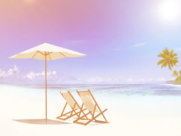 Палубное кресло на тропическом пляже — стоковое фото