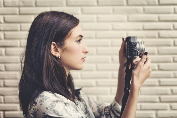 Fotógrafa chica con cámara — Foto de Stock