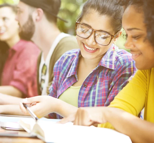 Mensen samen studeren — Stockfoto