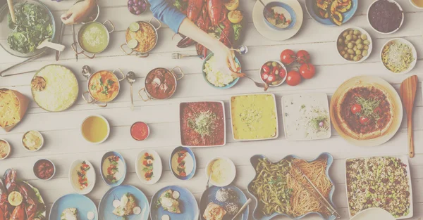 Amici mangiare per grande tavolo — Foto Stock