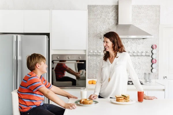 Mãe e filho passando tempo juntos — Fotografia de Stock