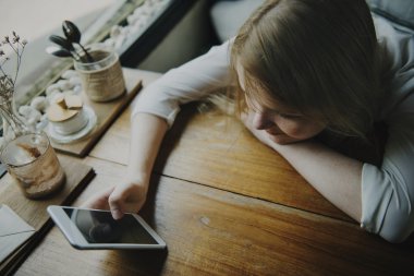 Akıllı telefon kullanan kadın