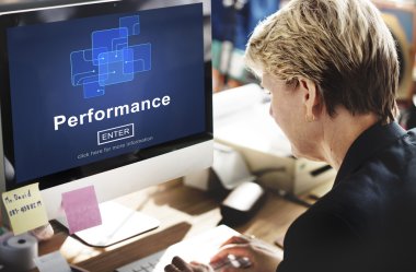 bilgisayar ile çalışan kadın