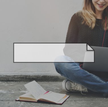 Dijital aygıt olan kadın