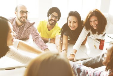 İnsanlar el ele tutusun