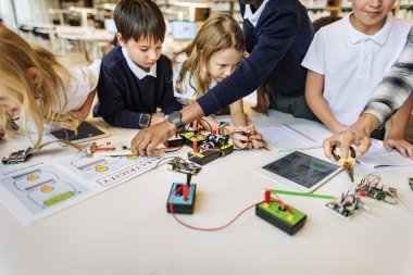 Elektronik Experimen yapma çocuk