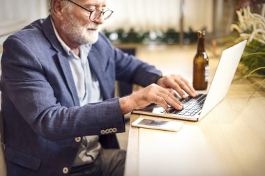 kafede yakışıklı işadamı