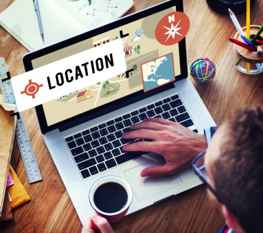 Dizüstü bilgisayarda çalışan iş adamı