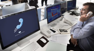 iletişim olan bilgisayarlarda çalışan iş adamı