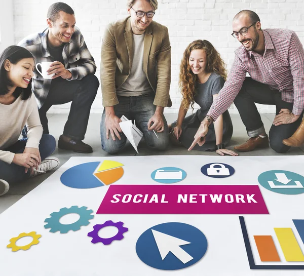 Designer che lavorano con poster e social network — Foto Stock