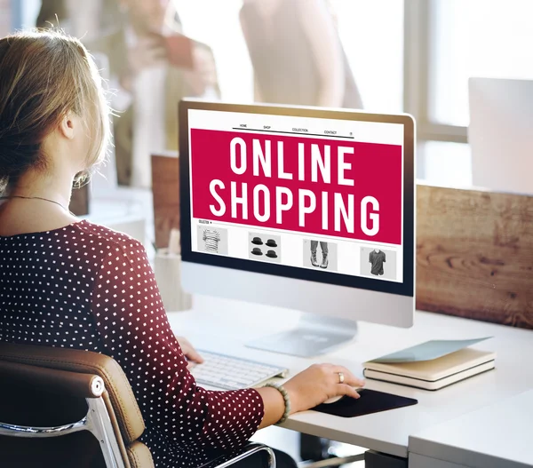 Donna d'affari che lavora al computer con lo shopping online — Foto Stock