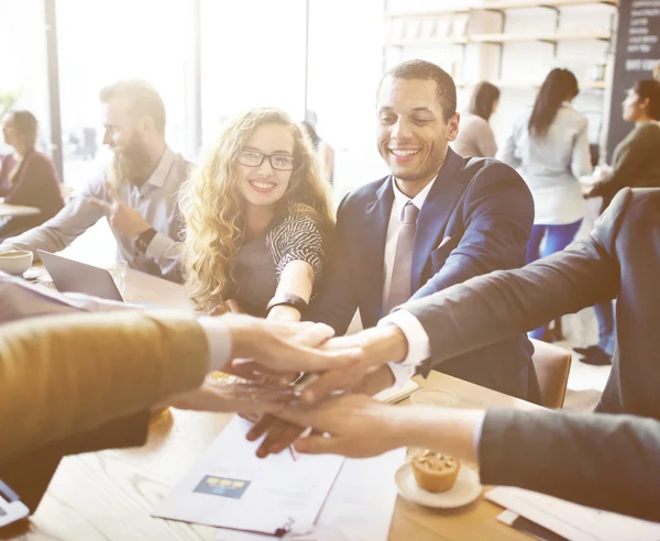 Menschen machen Haufen von Händen — Stockfoto