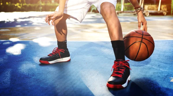 Deportista jugando al baloncesto — Foto de Stock