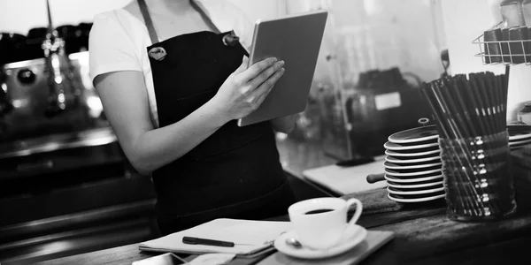 Barista bekerja di kafe — Stok Foto