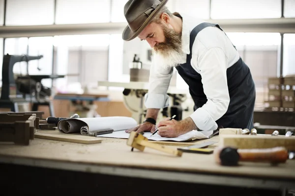 Handwerker zeichnen im Atelier — Stockfoto