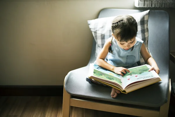 Kid läsa bok — Stockfoto