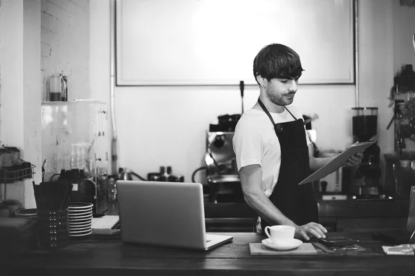 Barista trabajando en la cafetería —  Fotos de Stock